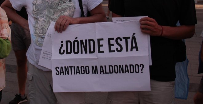 El grito "¿Dónde está Santiago Maldonado?" suena en el centro de Madrid