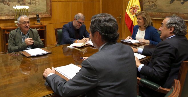 Báñez propone a sindicatos y patronal reducir los contratos a tres y penalizar la temporalidad