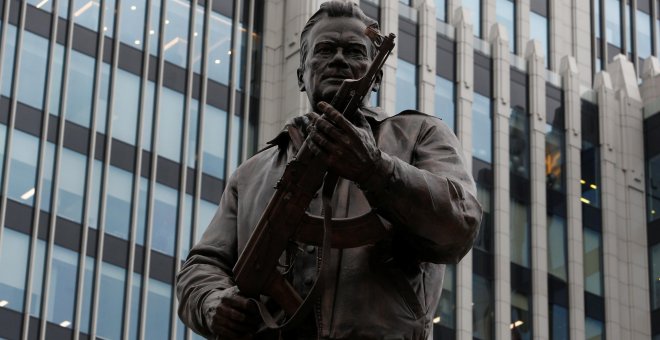 Moscú homenajea a Kaláshnikov con un gigantesco y polémico monumento