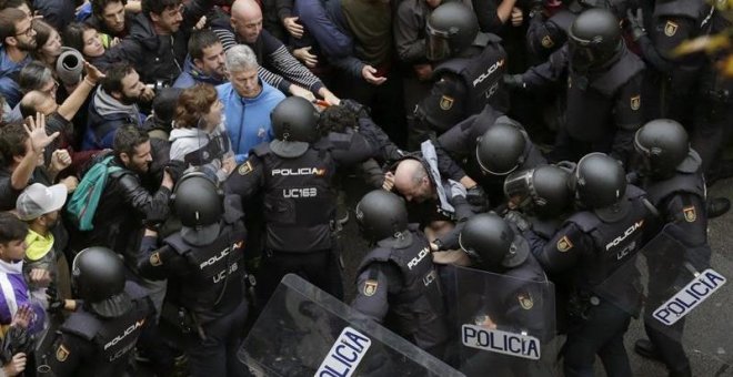 Clamor en Catalunya contra Rajoy y la actuación policial: "Es una vergüenza"