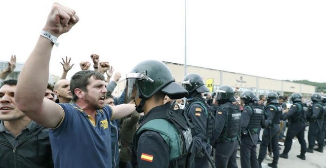 La Policía Nacional desaloja colegios electorales en las comarcas de Girona