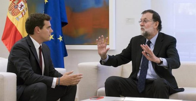 Rivera pide a Rajoy aplicar el 155 "ya" y el presidente se compromete a "estudiar" las propuestas de "todos"