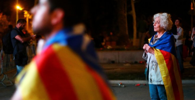 Tibios aplausos y gestos de decepción de los independentistas tras el discurso de Puigdemont