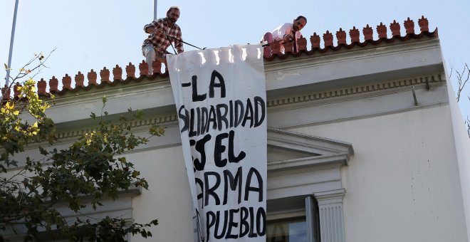 Anarquistas griegos irrumpen en la embajada española en Atenas pidiendo la independencia de Catalunya