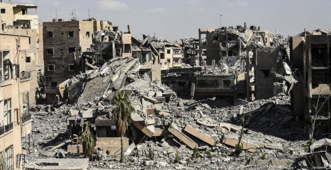 Los combatientes sirios del Estado Islámico evacuan su bastión de Raqa