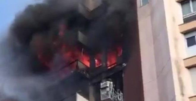 Un muerto y un herido crítico en el incendio de un bloque de viviendas en Barcelona