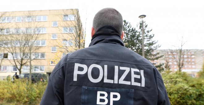 Un tribunal alemán autoriza a expulsar de la policía a un agente con tatuajes neonazis