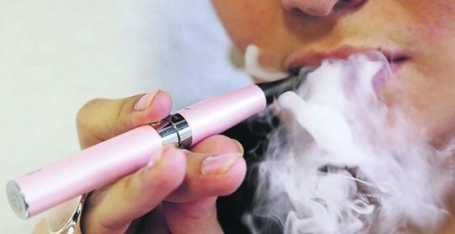 El Gobierno limita la venta del cigarrillo electrónico al equipararlo con el tabaco