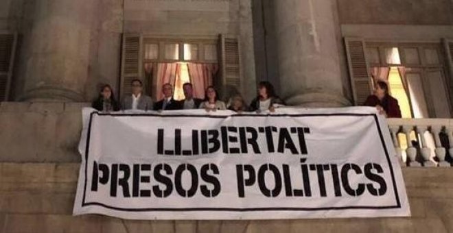 Barcelona retirará la pancarta de 'Llibertat presos polítics' tras la orden de la Junta Electoral