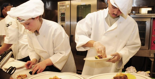 Los chefs hombres son más autoritarios y cobran hasta un 28% más que ellas