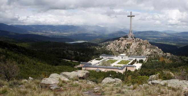 El PSOE propone trasladar los restos de Franco fuera del Valle de los Caídos