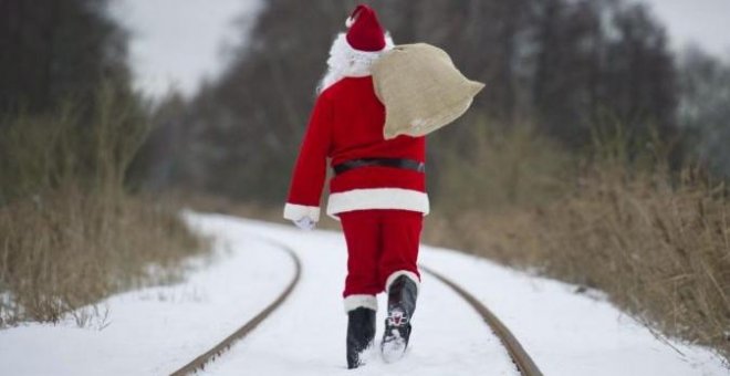 Un grupo de niños brasileños apedrea a Papá Noel tras quedarse sin caramelos