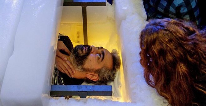 El ilusionista y escapista Víctor Cerro bate el récord del mundo tras cuatro horas encerrado en un sarcófago de hielo