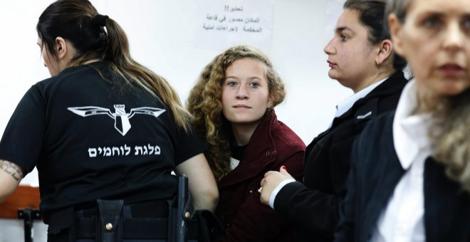 Un tribunal militar de Israel imputa 12 cargos a la adolescente que golpeó a soldados