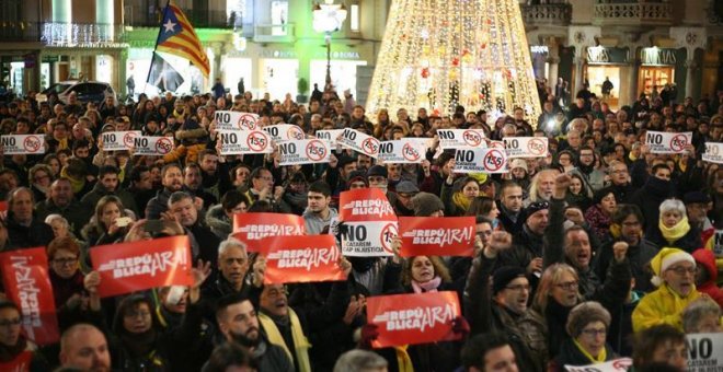 Unas mil personas se concentran en apoyo a los concejales de la CUP detenidos