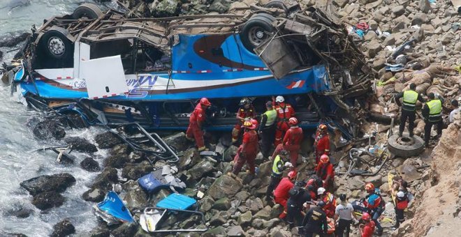 Al menos 48 muertos tras despeñarse un autobús por un acantilado en el norte de Lima
