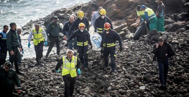 Siete muertos y un herido crítico al encallar una patera en la costa de Lanzarote