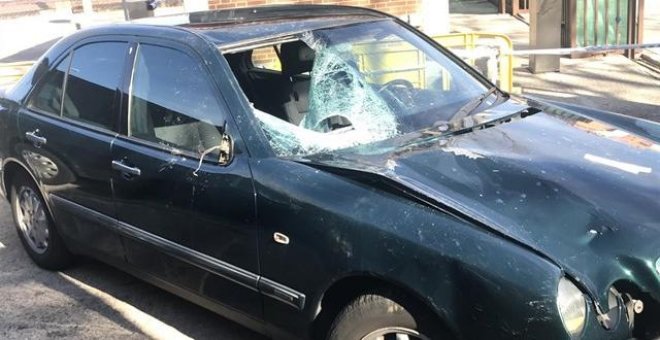 En la carretera donde arrollaron a una joven: "Uso la linterna del móvil para que vean desde el bus que estoy en la parada"