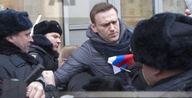 La policía detiene al opositor Navalni y sus seguidores toman las calles de Moscú