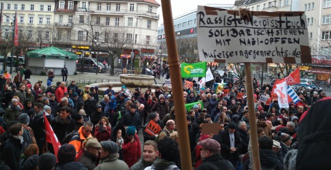 Fuego y cristales rotos contra el librero berlinés que combate a la extrema derecha