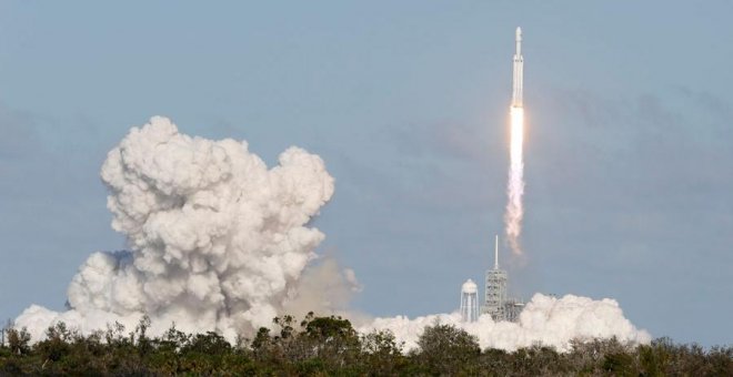 El Falcon Heavy, el cohete más potente del mundo, inicia su primer vuelo rumbo a Marte