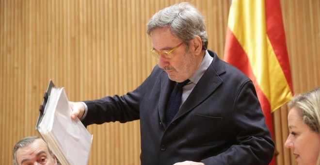 El juez mantiene imputado a Narcís Serra y a otros cuatro exdirectivos de Catalunya Caixa por operaciones inmobiliarias "irregulares"
