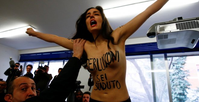 Una activista de Femen irrumpe en la votación de Silvio Berlusconi en Italia