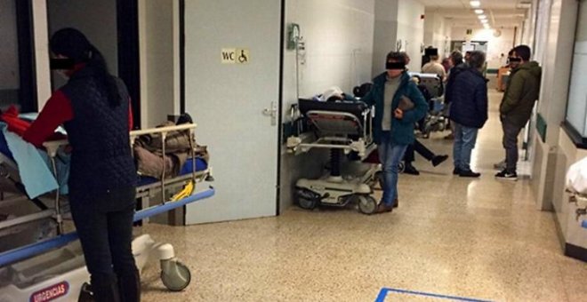 Pacientes en los pasillos, camillas prestadas y ambulancias paradas en el hospital que dirige la prima de Feijóo