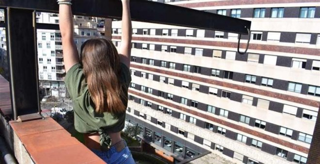 Los Mossos rescatan a una adolescente que se colgó de una viga en una azotea en Barcelona para hacerse una foto