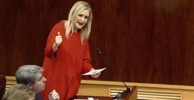 Cifuentes graba un vídeo a última hora de la noche, atrincherada en su despacho, en el que rechaza dimitir: "Siempre doy la cara"