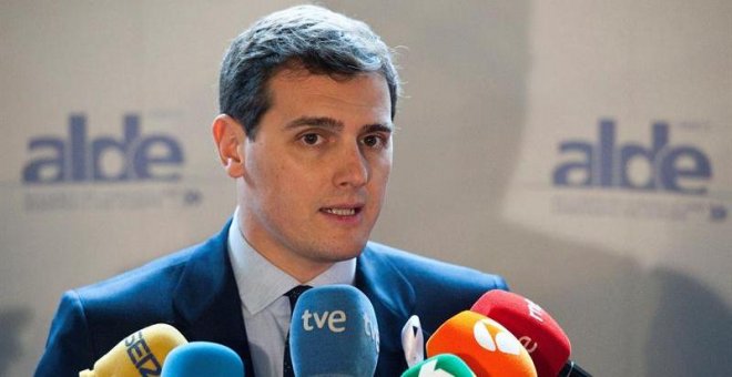 Rivera pide a Cifuentes que no se "esconda" y dice que las explicaciones sobre el máster son "contradictorias"