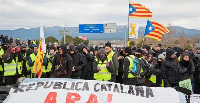 Cargas policiales para desalojar a los manifestantes de la AP-7 en Figueres