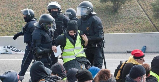 La Fiscalía investiga a los Mossos por no actuar ante los cortes de los CDR en las autopistas catalanas