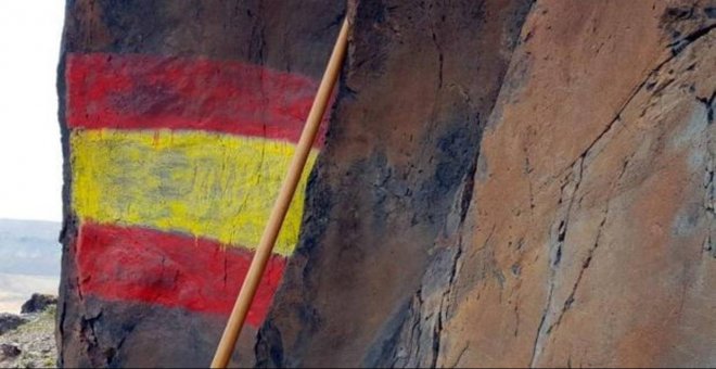 Pintan la bandera española sobre unos grabados rupestres en Fuerteventura