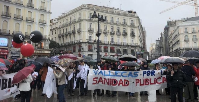 Una cadena humana formada con sábanas rodea la Puerta del Sol contra la "austeridad" sanitaria y la "privatización"