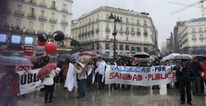 Una cadena humana formada con sábanas rodea la Puerta del Sol, contra la "austeridad" sanitaria y la "privatización"
