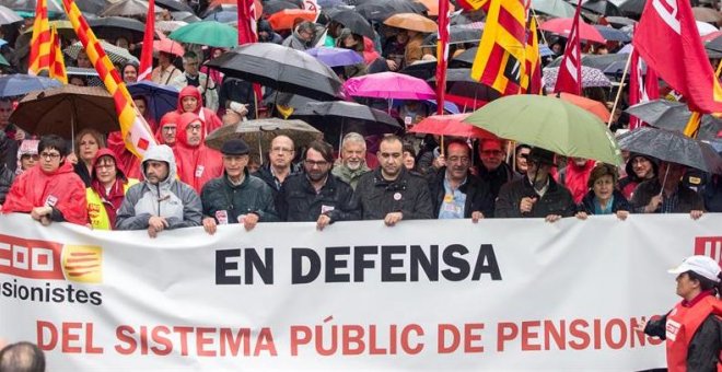 2.000 personas recorren Barcelona bajo la lluvia, de nuevo en defensa de las pensiones