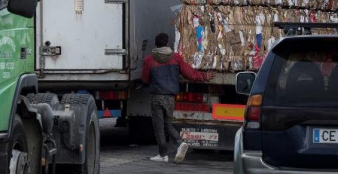 Aumenta la tensión entre camioneros y menores extranjeros en Ceuta tras la muerte de un joven atropellado en el puerto