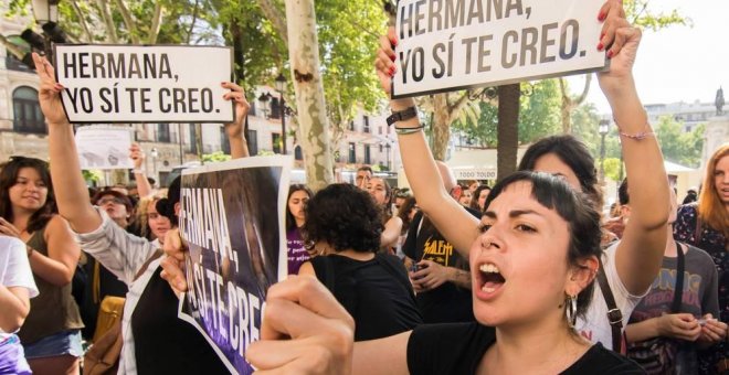 Multan a dos jóvenes con 700 euros por llamar a manifestarse contra la sentencia de La Manada