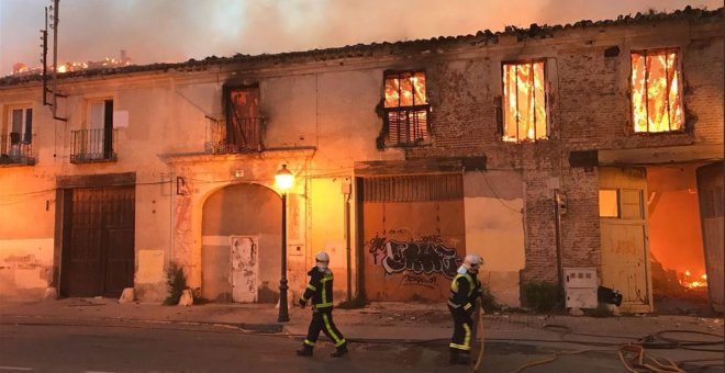 Los bomberos trabajan para extinguir un incendio en el Palacio de Osuna de Aranjuez