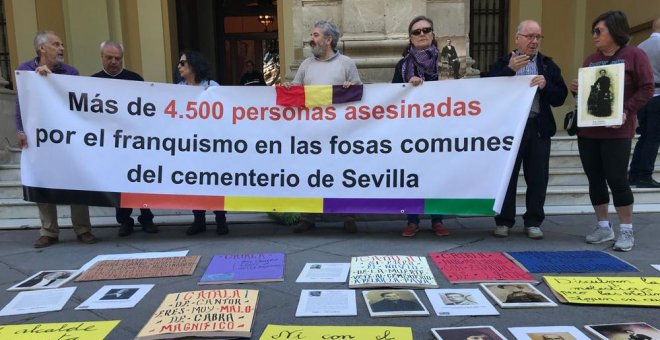 El ministro de Justicia planta en Sevilla a las víctimas del franquismo
