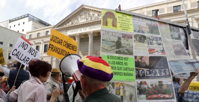 Colectivos memorialistas se concentran frente al Congreso para pedir equiparación de las víctimas del terrorismo y del franquismo