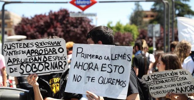 Un centenar de estudiantes de la Complutense protestan contra la reincorporación de Cifuentes a la universidad