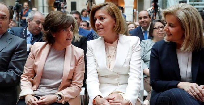 Santamaría y Cospedal se sientan juntas en la toma de posesión de Garrido para cerrar la crisis de la foto del Dos de Mayo