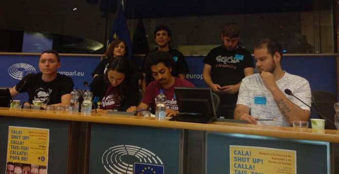 Activistas, raperos y periodistas denuncian en Bruselas la falta de libertad de expresión en España
