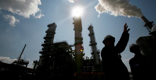 El petróleo baja ante los rumores de que la OPEP podría aumentar su producción