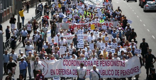 Miles de personas marchan en Madrid contra la precariedad y la corrupción: "Mariano Corleone, nos robas las pensiones"
