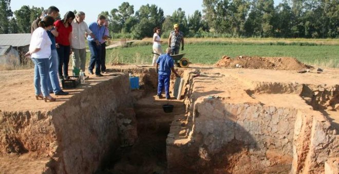 Hallan huesos humanos y la primera estatua de mármol en el yacimiento del Turuñuelo