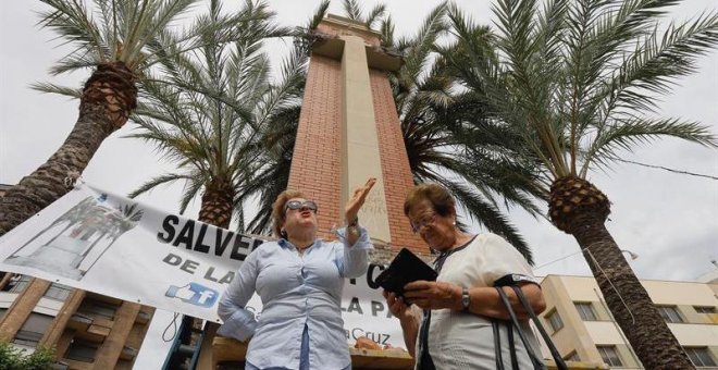 Medio centenar de personas impiden el derribo de la Cruz de los Caídos en Vall d'Uixò