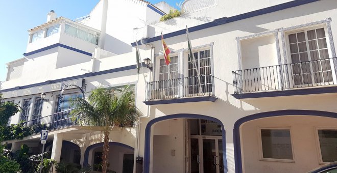 Suspendidos de empleo y sueldo los dos policías locales detenidos en Estepona por agresión sexual